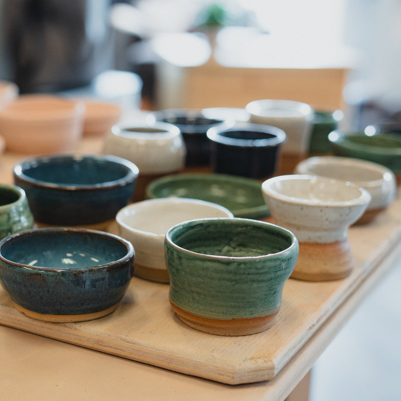 Pièces de poterie créées par des étudiants en cours d'initiation au tournage
